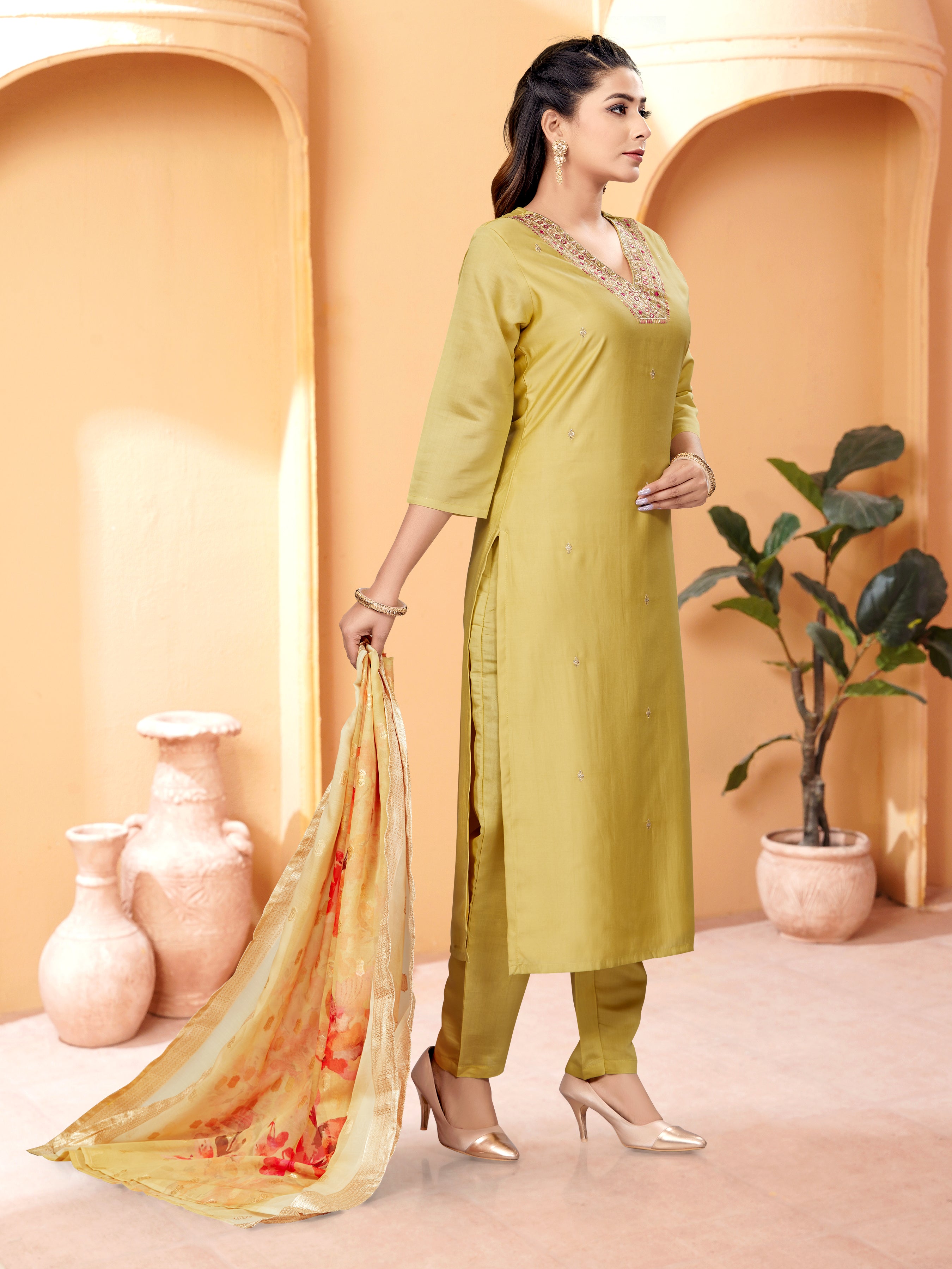 Floral Embroidered Regular Pure Cotton Thread Work Kurta With Trousers & Dupatta